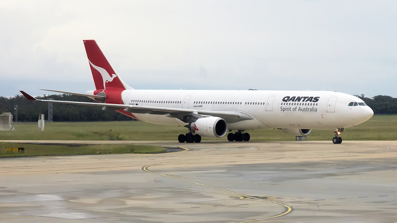 VH-QPH ✈ Qantas Airbus A330-303 @ Melbourne-Tullamarine