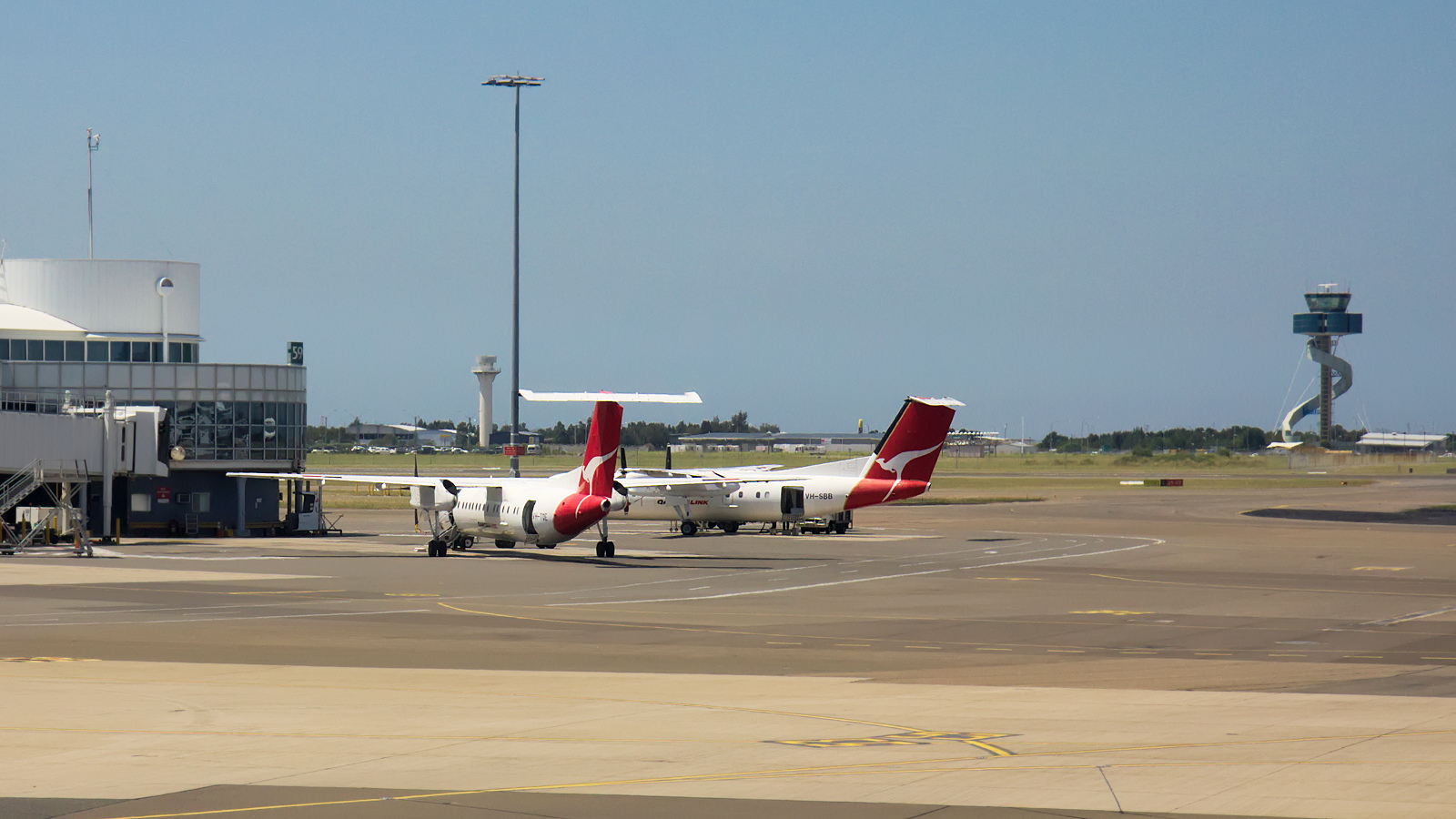 VH-TQE ✈ QantasLink De Havilland Canada DHC-8-315Q Dash 8 @ Sydney-Kingsford Smith