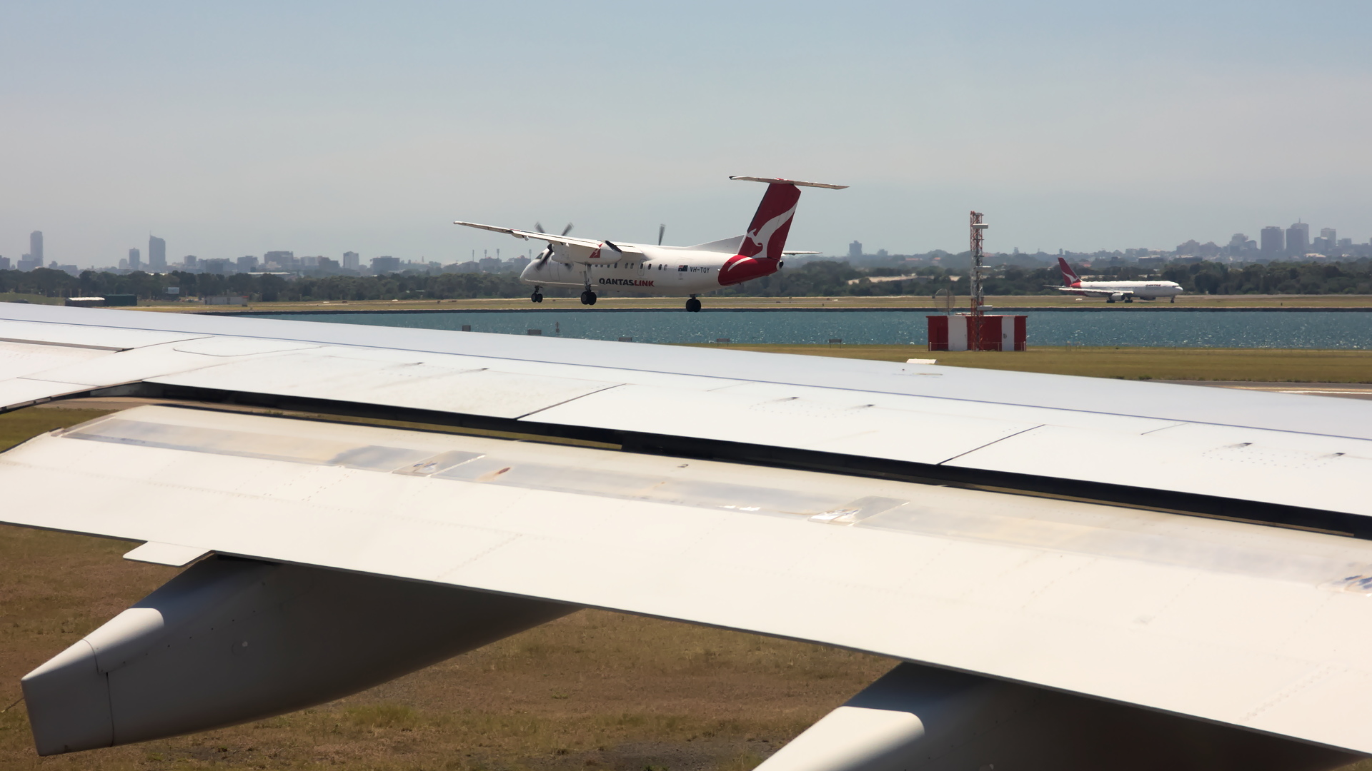 VH-TQY ✈ QantasLink De Havilland Canada DHC-8-315Q Dash 8 @ Sydney-Kingsford Smith