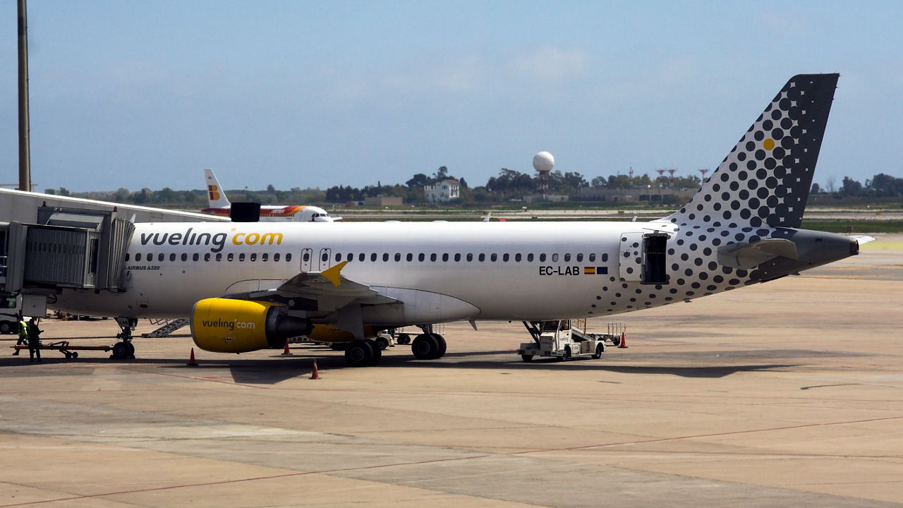 EC-LAB ✈ Vueling Airlines Airbus A320-214 @ Barcelona-El Prat