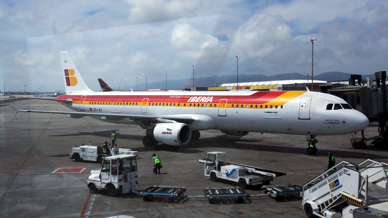 EC-JLI ✈ Iberia Airlines Airbus A321-211 @ Barcelona-El Prat