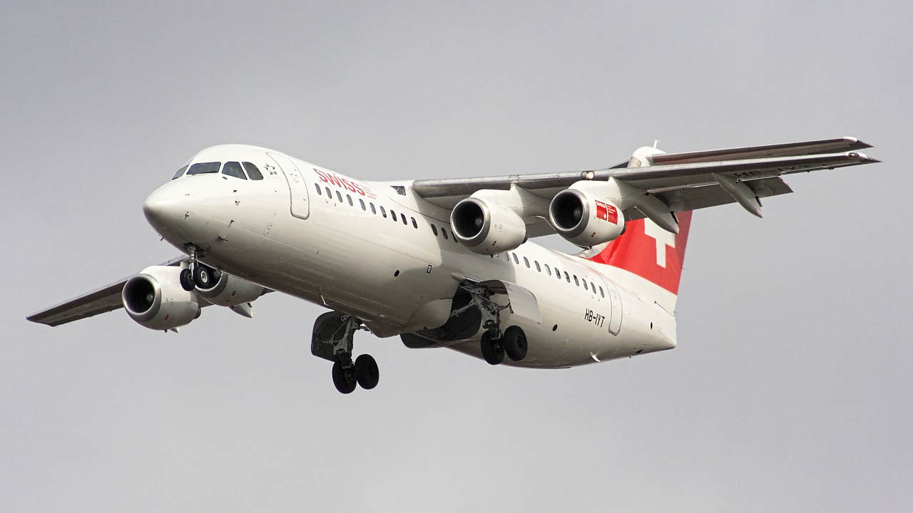 HB-IYT ✈ Swiss European Air Lines British Aerospace Avro RJ100 @ London-Heathrow