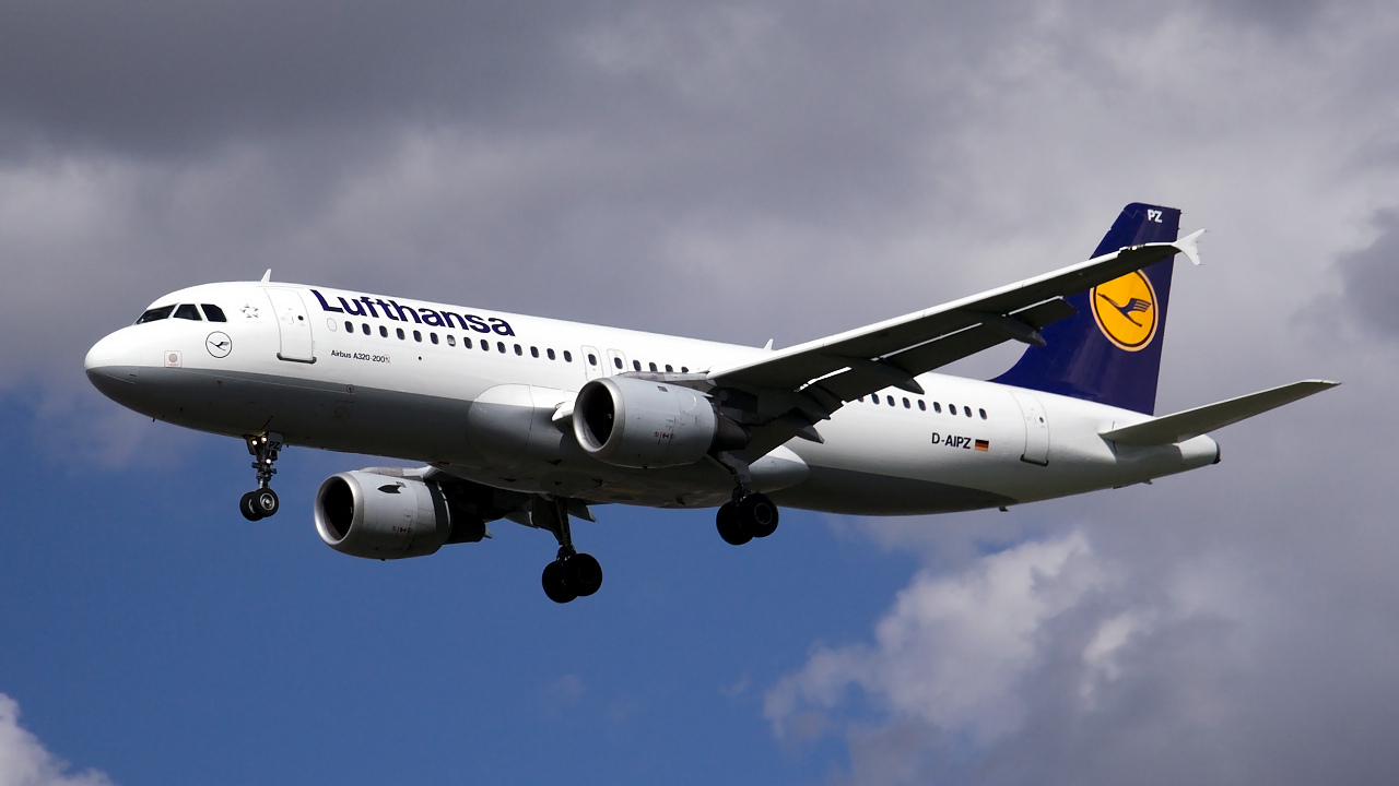 D-AIPZ ✈ Lufthansa Airbus A320-211 @ London-Heathrow