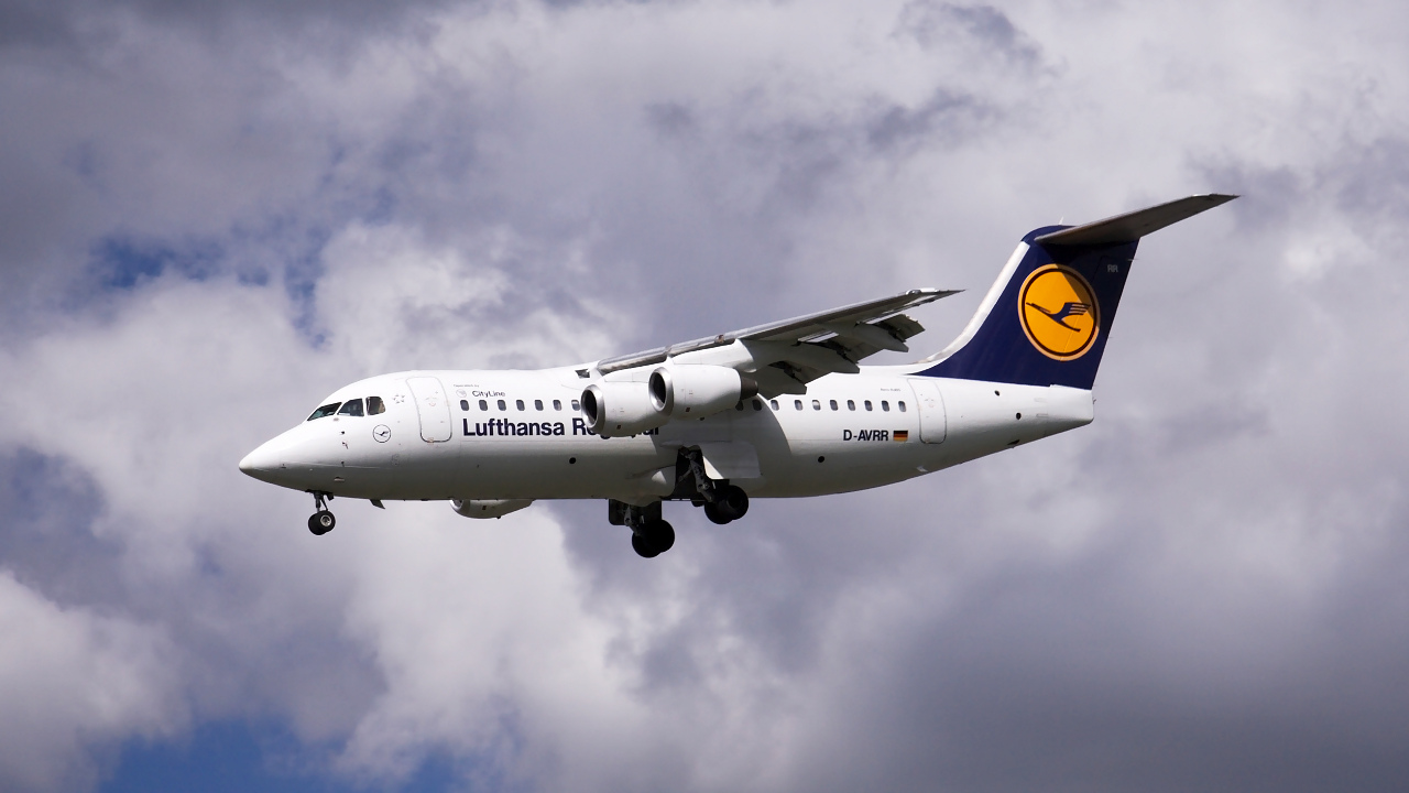 D-AVRR ✈ Lufthansa Regional British Aerospace Avro RJ85 @ London-Heathrow
