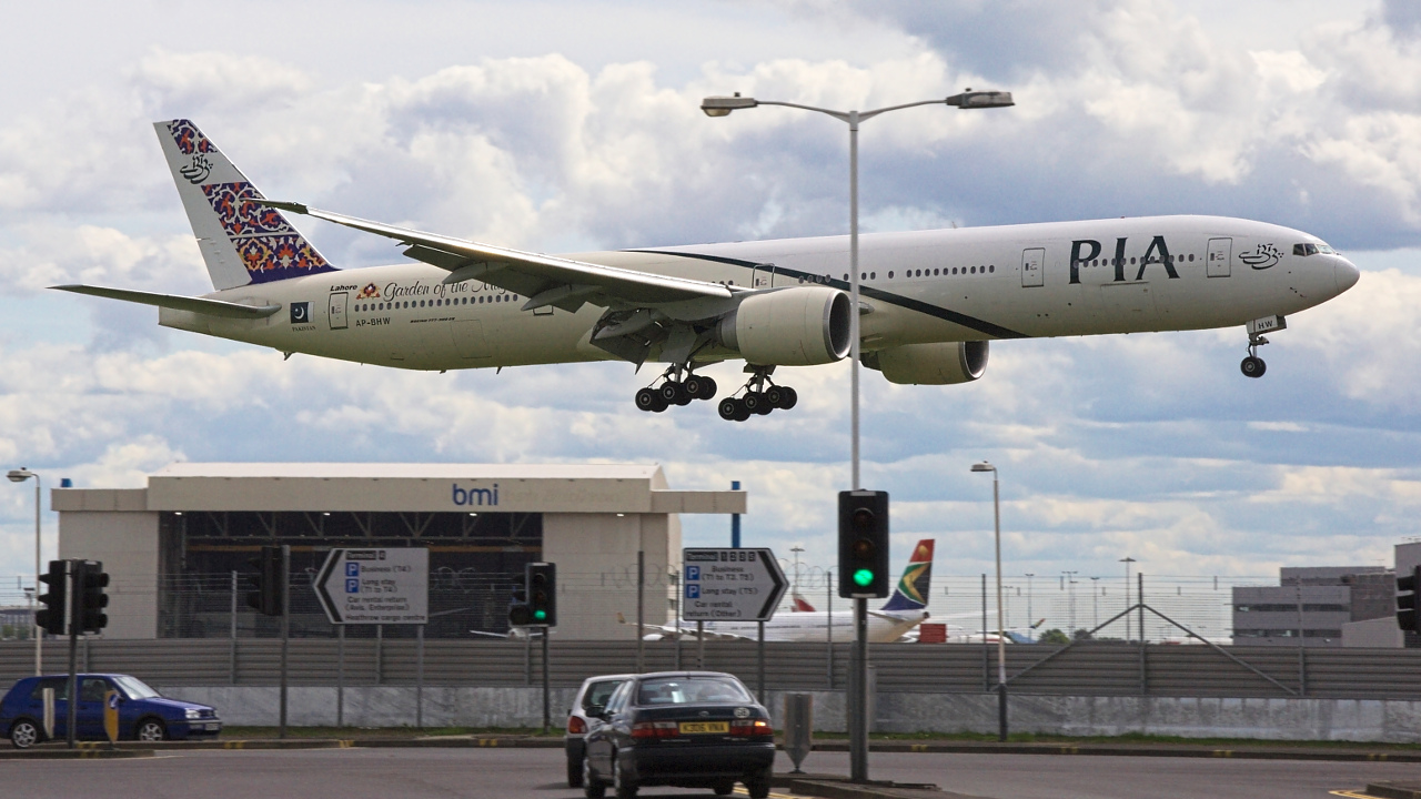 AP-BHW ✈ Pakistan International Airlines Boeing 777-340ER @ London-Heathrow