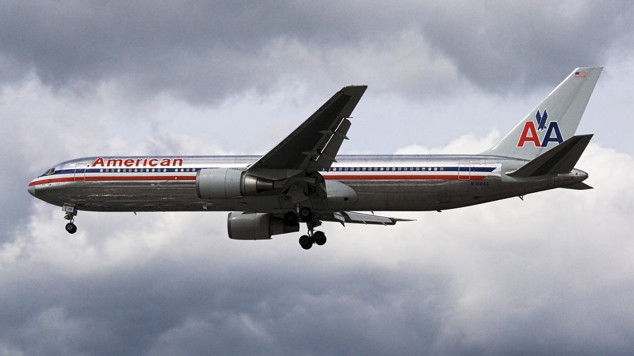 N366AA ✈ American Airlines Boeing 767-323ER @ London-Heathrow
