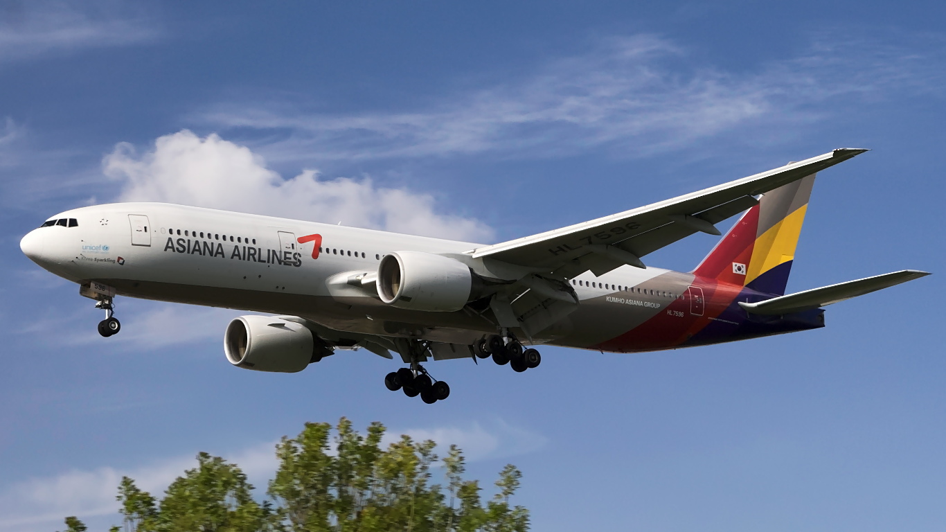 HL7596 ✈ Asiana Airlines Boeing 777-28EER @ London-Heathrow