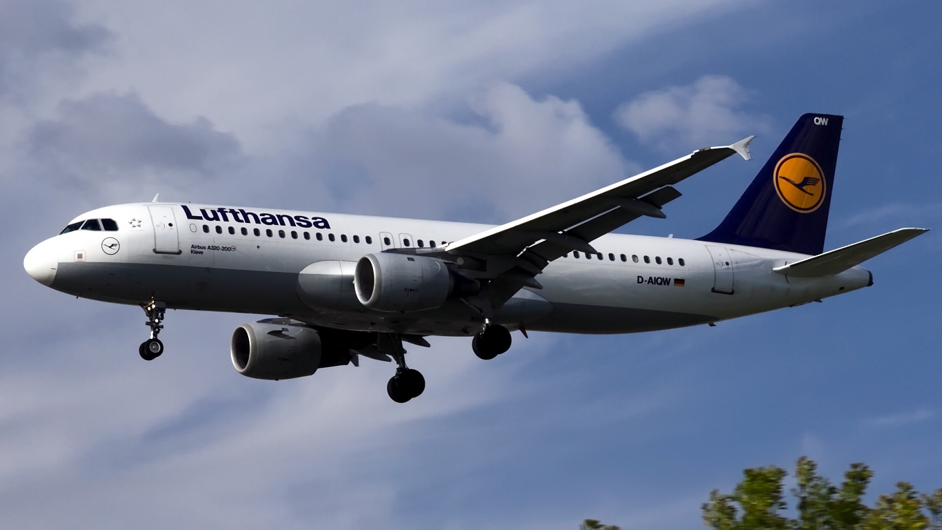 D-AIQW ✈ Lufthansa Airbus A320-211 @ London-Heathrow