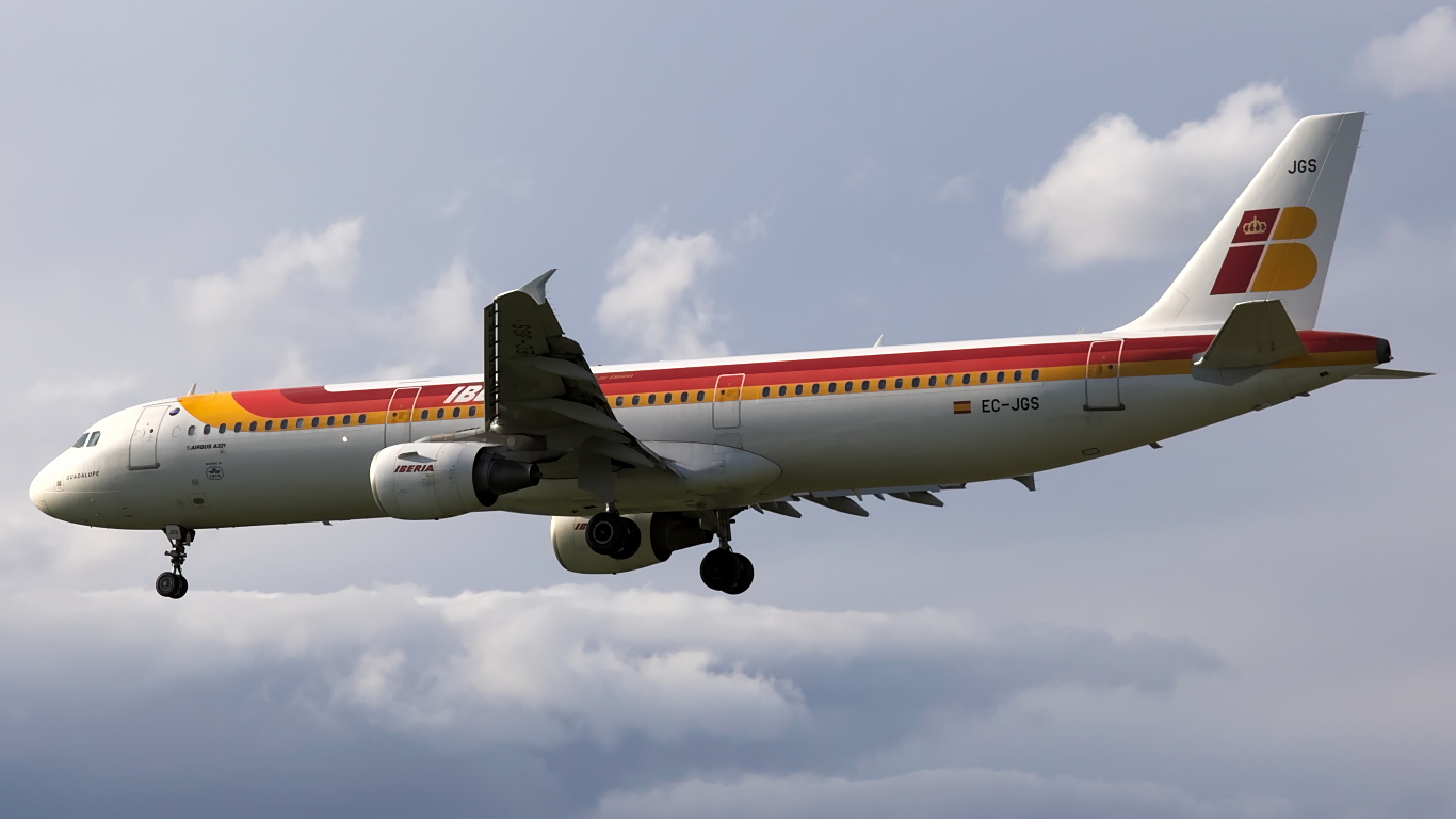 EC-JGS ✈ Iberia Airlines Airbus A321-211 @ London-Heathrow
