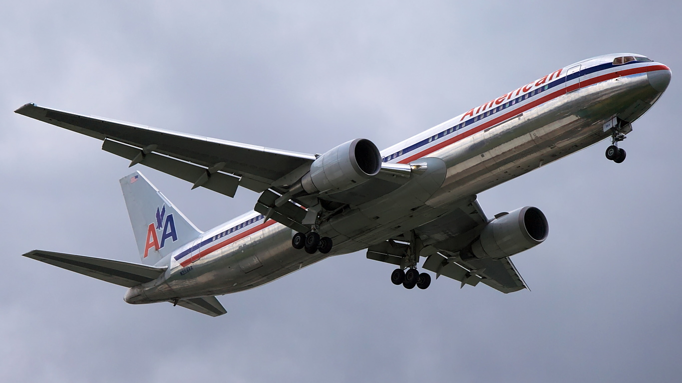 N359AA ✈ American Airlines Boeing 767-323ER @ London-Heathrow