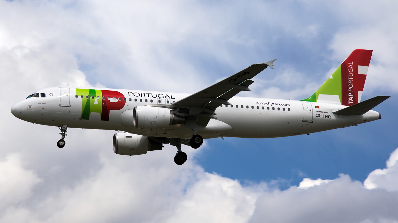 CS-TNQ ✈ TAP Portugal Airbus A320-214 @ London-Heathrow