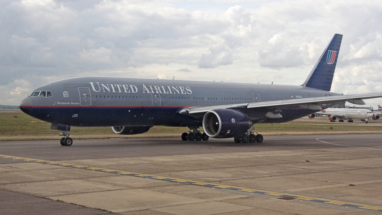 N793UA ✈ United Airlines Boeing 777-222ER @ London-Heathrow