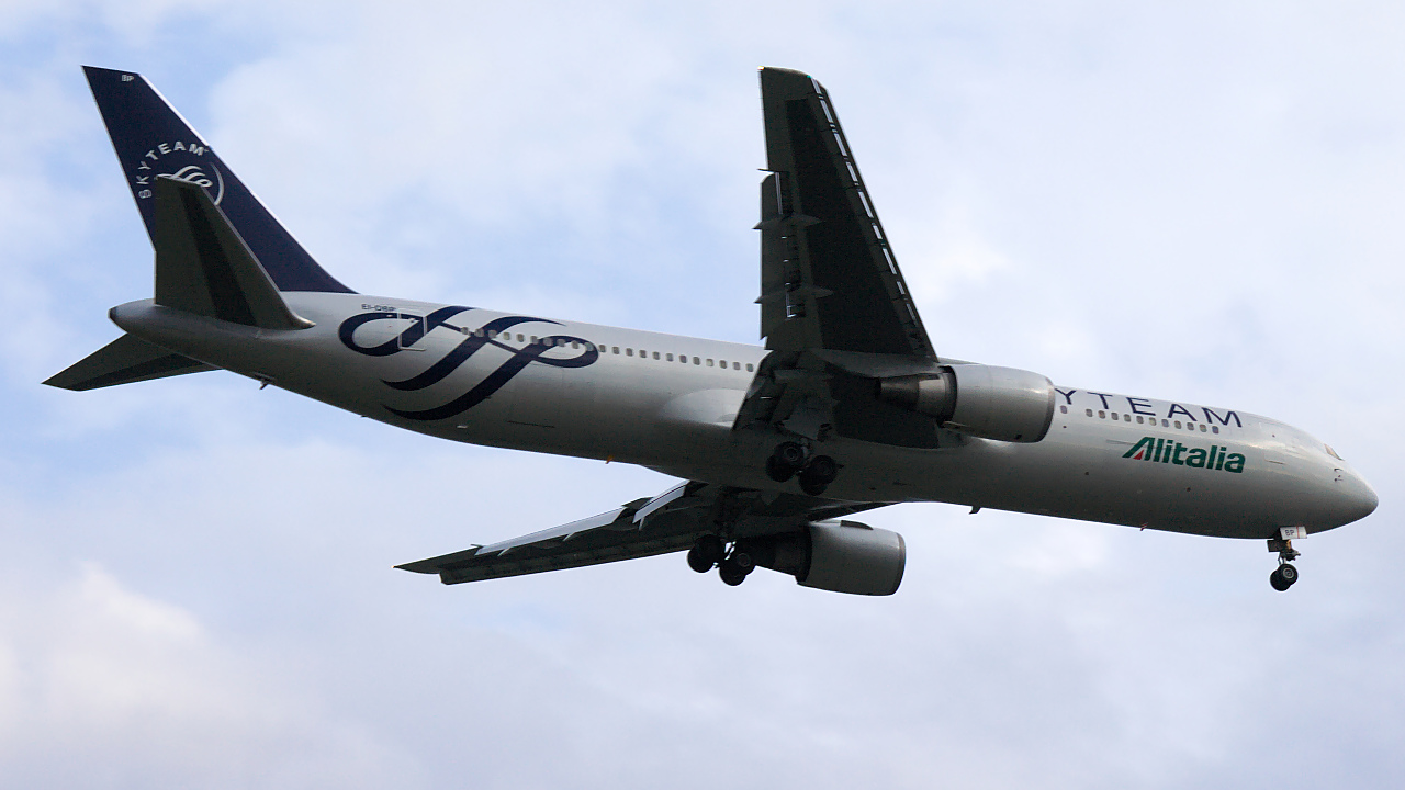 EI-DBP ✈ Alitalia Boeing 767-35HER @ Toronto Pearson