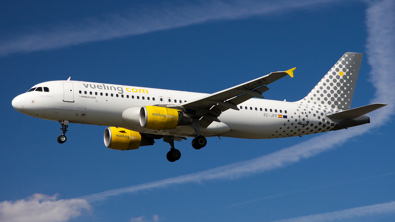 EC-JFF ✈ Vueling Airlines Airbus A320-214 @ London-Heathrow