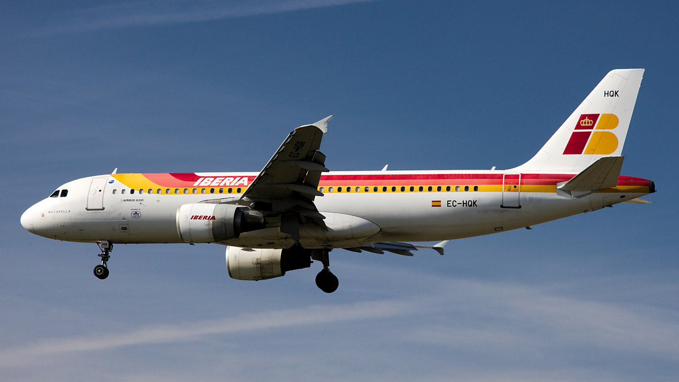 EC-HQK ✈ Iberia Airlines Airbus A320-214 @ London-Heathrow