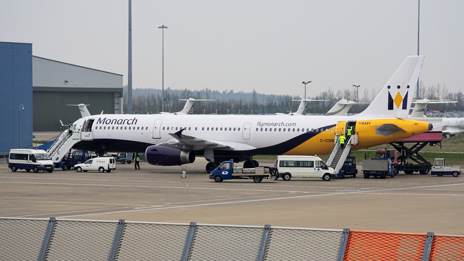 G-OZBN ✈ Monarch Airlines Airbus A321-231 @ London-Luton
