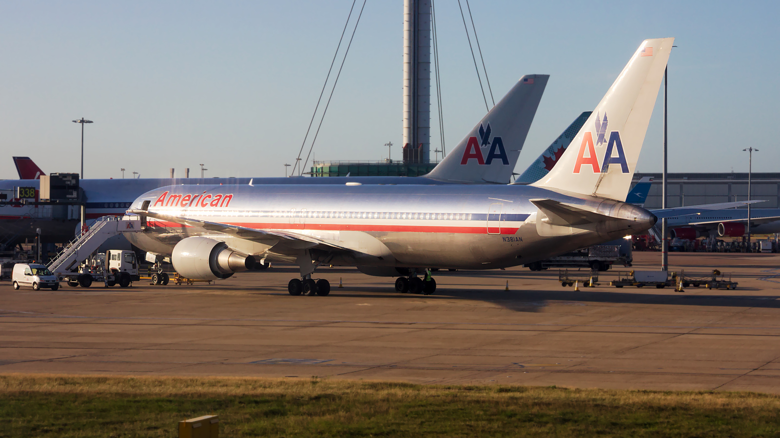 N381AN ✈ American Airlines Boeing 767-323ER @ London-Heathrow