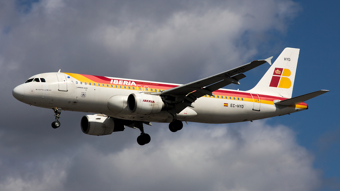 EC-HYD ✈ Iberia Airlines Airbus A320-214 @ London-Heathrow