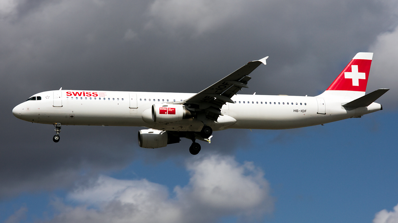 HB-IOF ✈ Swiss International Air Lines Airbus A321-111 @ London-Heathrow