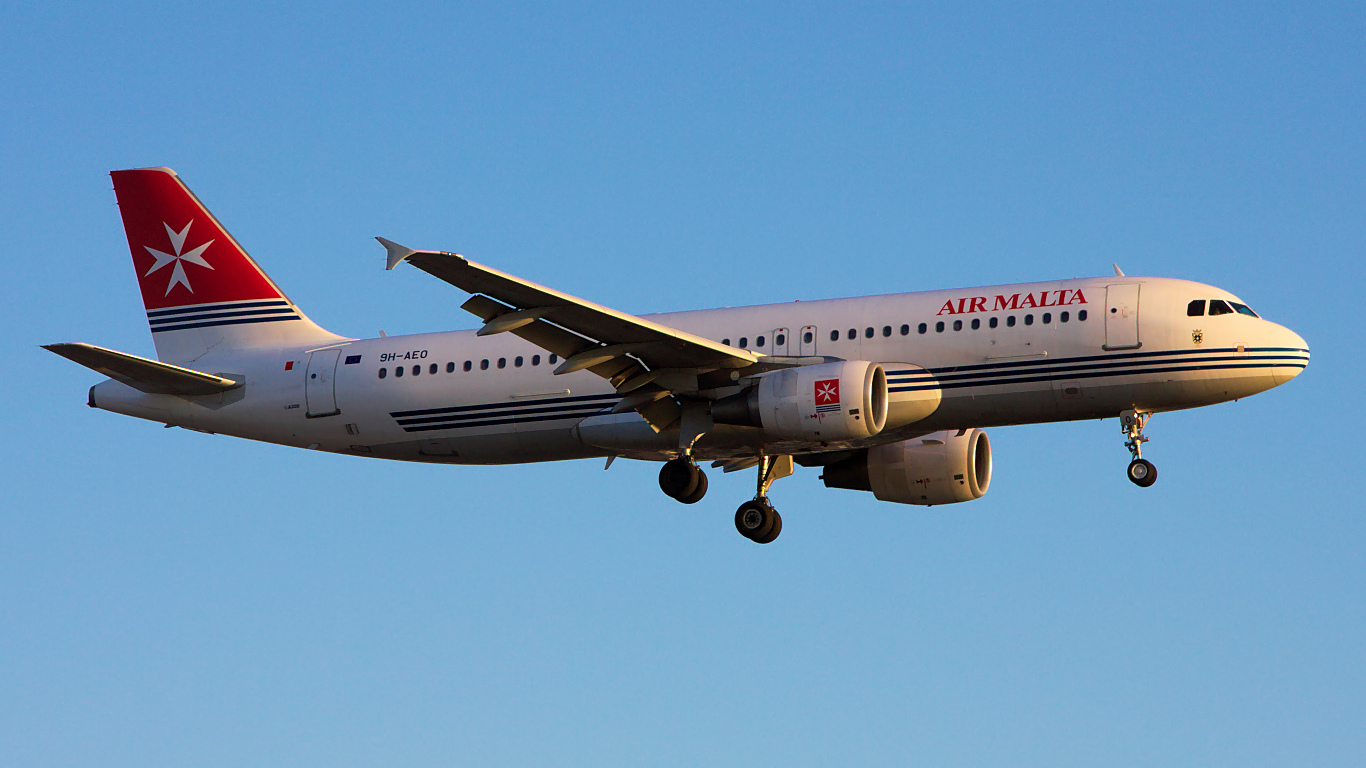 9H-AEO ✈ Air Malta Airbus A320-214 @ London-Heathrow