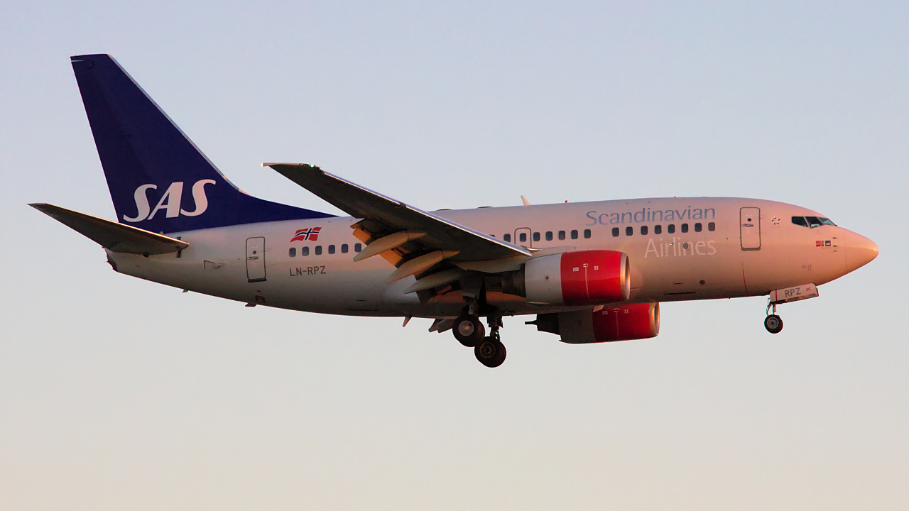LN-RPZ ✈ Scandinavian Airlines Boeing 737-683 @ London-Heathrow