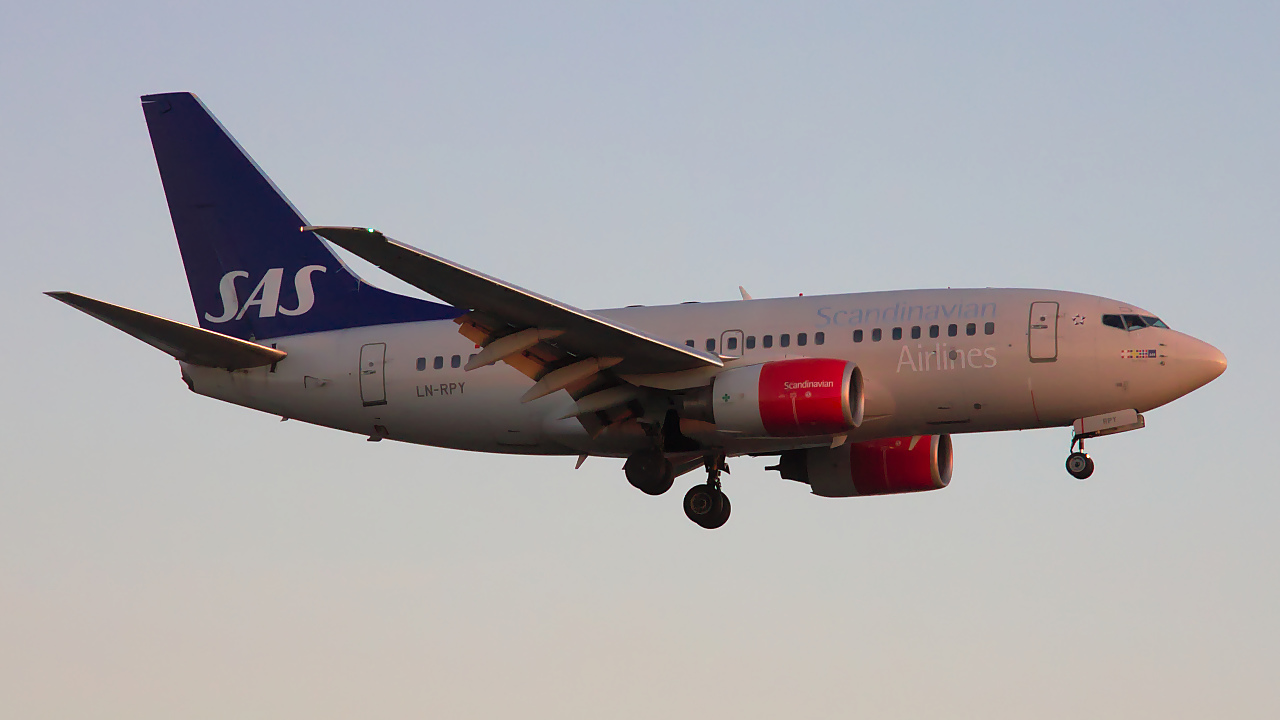 LN-RPY ✈ Scandinavian Airlines Boeing 737-683 @ London-Heathrow