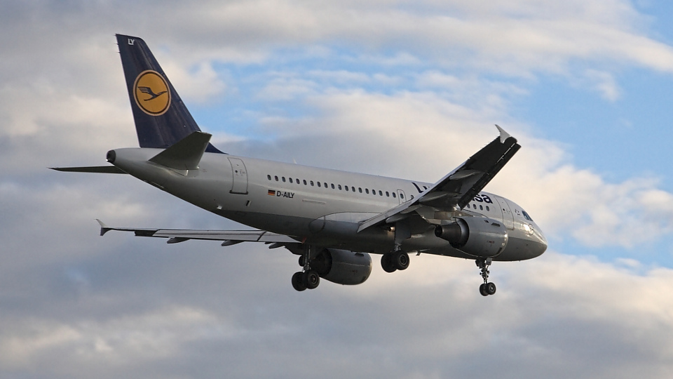 D-AILY ✈ Lufthansa Airbus A319-114 @ London-Heathrow