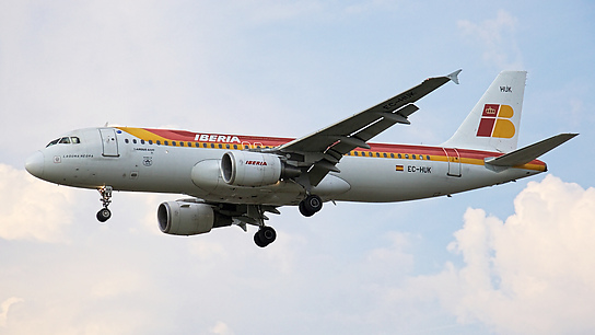 EC-HUK ✈ Iberia Airlines Airbus A320-214