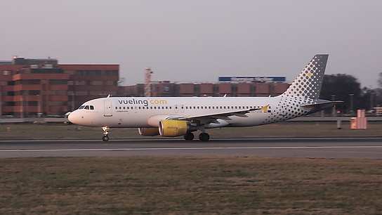 EC-JTQ ✈ Vueling Airlines Airbus A320-214