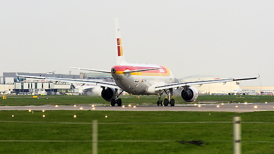 EC-KNM ✈ Iberia Airlines Airbus A320-214