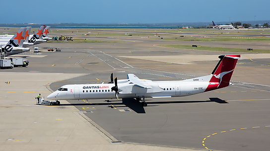 VH-QOE ✈ QantasLink De Havilland Canada DHC-8-402Q Dash 8