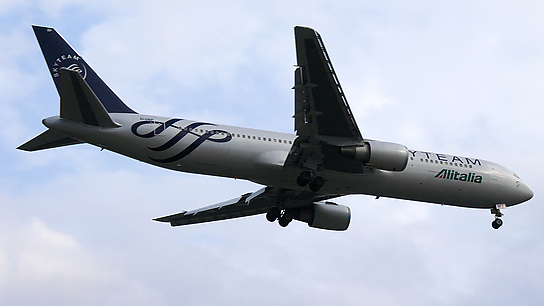 EI-DBP ✈ Alitalia Boeing 767-35HER