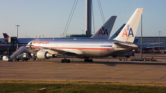 N381AN ✈ American Airlines Boeing 767-323ER